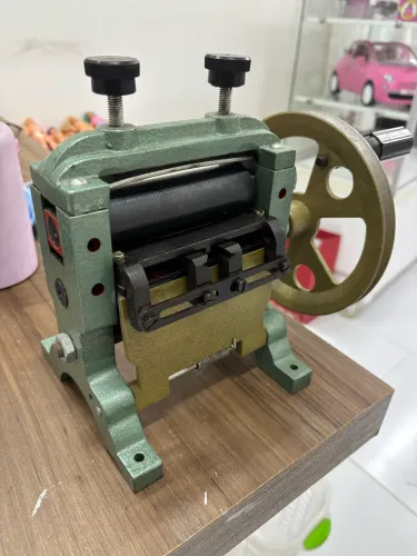 Máquina de orlar tiras