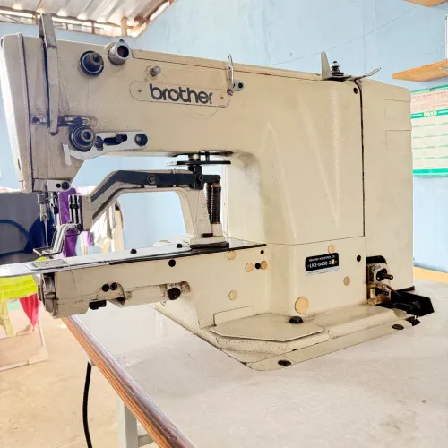 Máquina de Travete Industrial Brother LK3-B430 com Mesa