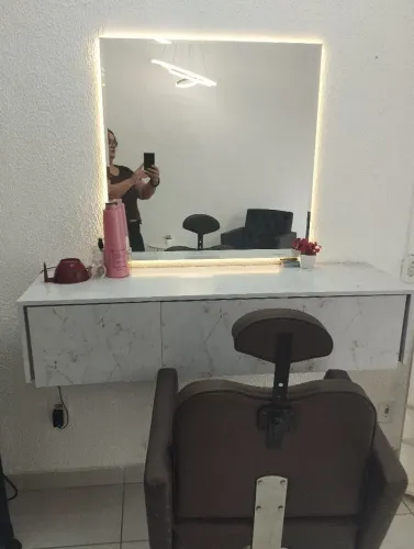 Cadeira de cabeleireira, reclinável, semi nova. Em ótimo estado.
