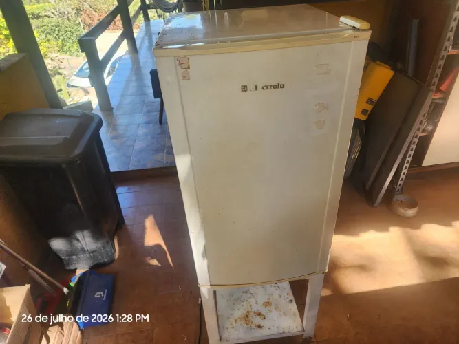 Frigobar electrolux RE120 + base com rodizio