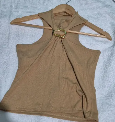 Blusa básica com acessório 