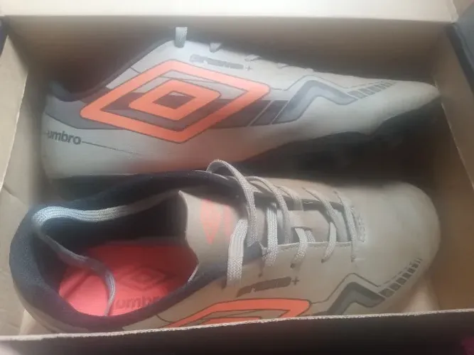 Chuteira campo Umbro original | Tamanho 41 seminova