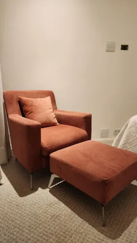 Poltrona com Pufe terracota