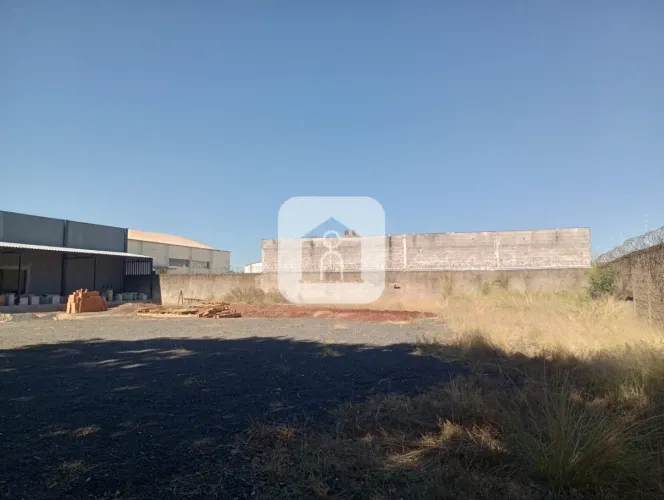Lote para locação no bairro Custódio Pereira