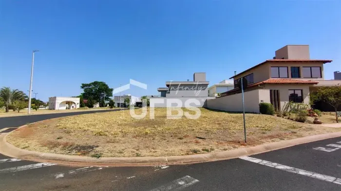 Terreno em condomínio com 683,38m² à venda no Jardim Versailles