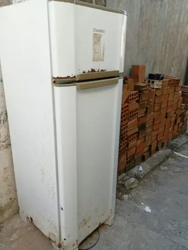 Vendo geladeira tá toda ok funcionando normal só falta uma pintura