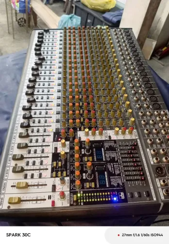 Mesa de som analógica Behringer eurodesk 2442 fx