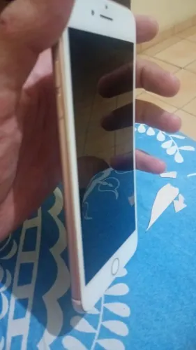 iPhone 8 Plus 64 gb apenas detalhe na tampa traseira que não afeta em nada.