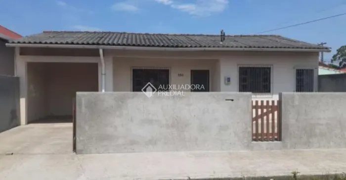Casa para locação no Carianos, com 2 dormitórios, 1 banheiro e uma vaga de estacionamento.