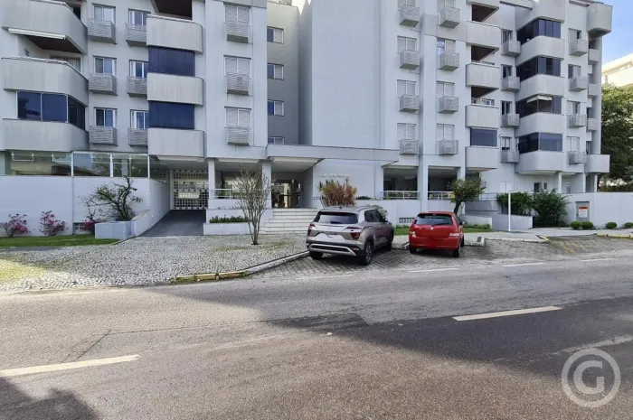Apartamento mobiliado com sacada em Jurerê Internacional