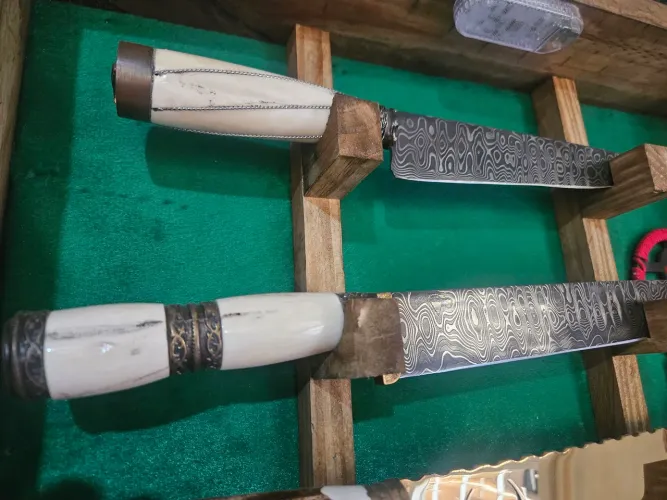 Faca aço Damasco,com cabo de osso e bronze