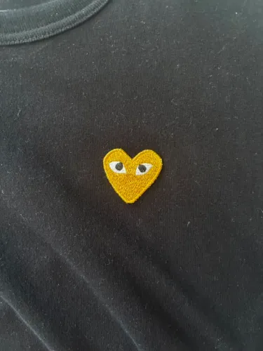 Camisa cdg coração dourado
