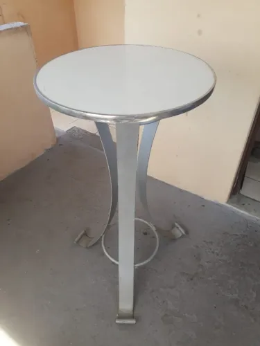 Mesa Cromada alta com tampo branco