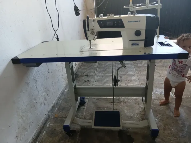 Máquina de costurar reta