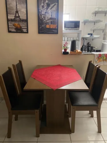 Mesa com quatro cadeiras