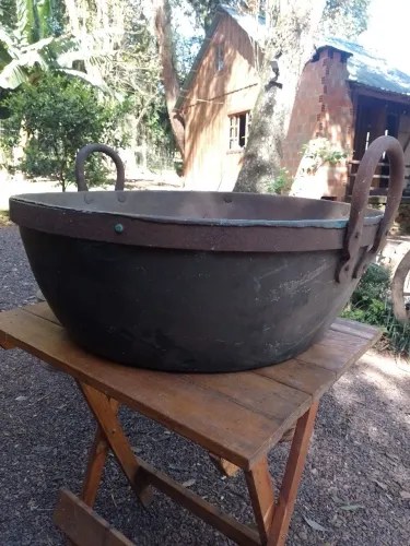 Antigo tacho de cobre 73cm de diâmetro na parte de cima e 27 cm de altura