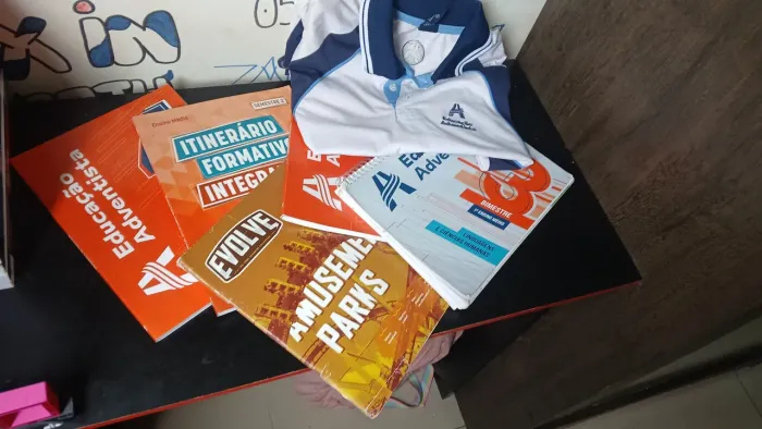 Livros em perfeito estado do colégio Adventista 1° ano ensino médio + uniforme