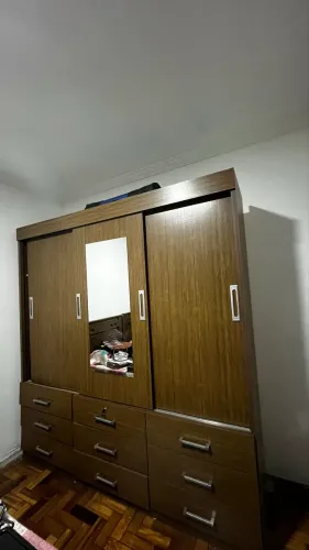 Guarda roupa com espelho