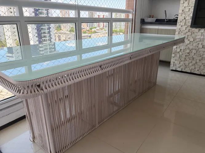 MESA 8 LUGARES DE FIBRA SINTÉTICA E VIDRO LAQUEADO