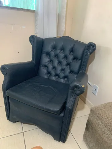 Sofá de 4 lugares é mais duas poltronas no mesmo modelo