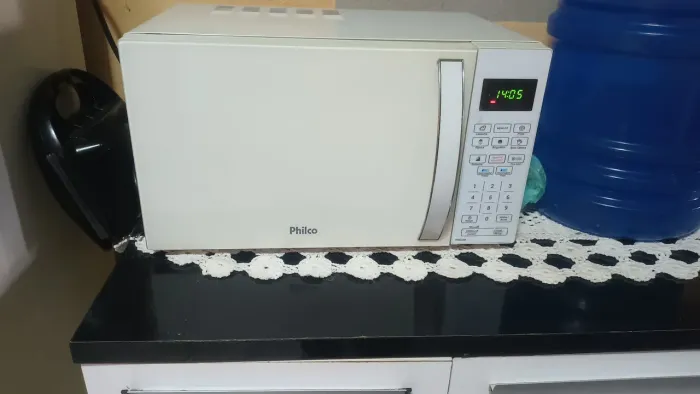 Microondas marca Philco 20 litros em boas condições de uso....