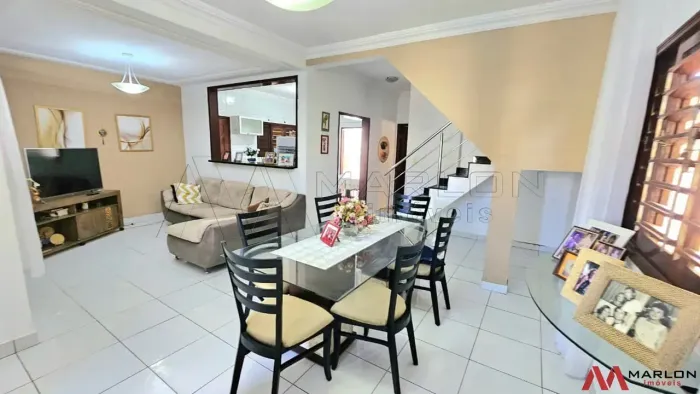 Casa em Cidade Verde, 4 quartos, sendo 1 suíte, lado da sombra, 215m².