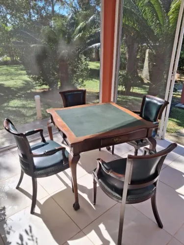 Mesa de Jogos Chippendale em Madeira Maciça | 4 Poltronas