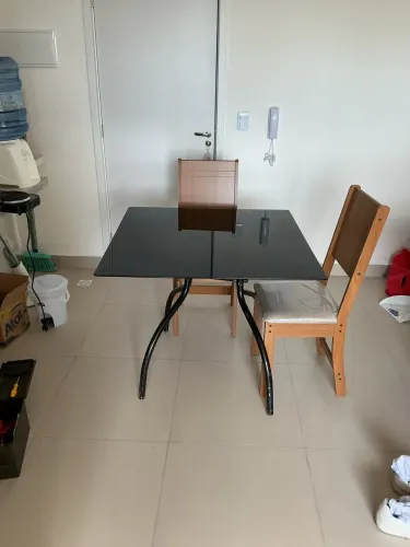 Mesa tubular com tampo de vidro