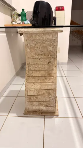 Mesa tampo de vidro e mármore travertino
