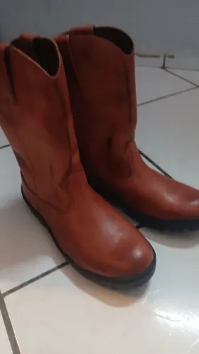 Bota Lisa em Couro Legítimo Cano Médio (Nova)