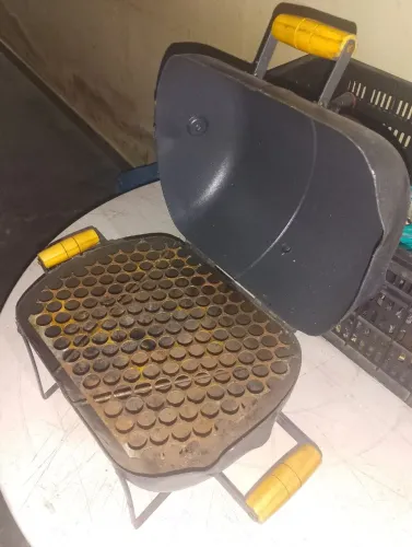Vendo mini churrasqueira a bafo , feita com silindo de gás de ar condicionado,.