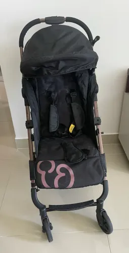Carrinho com bebê conforto