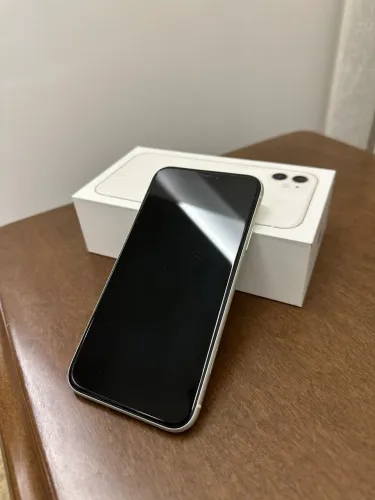 iPhone 11 128GB com caixa em ótimo estado 