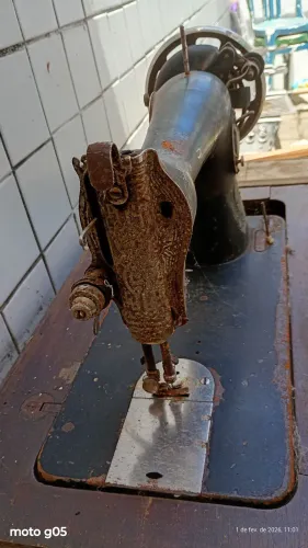 Máquina de costura Singer antiga manual