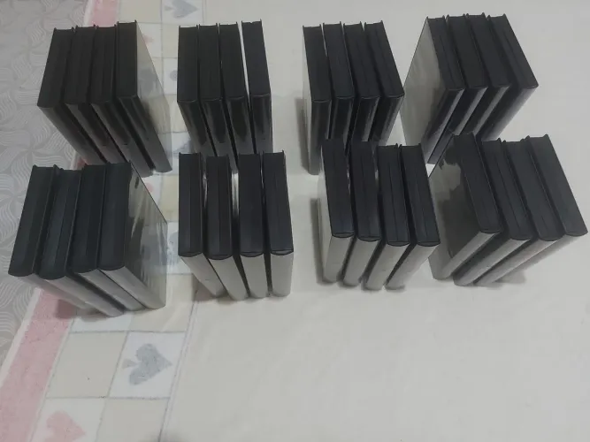 Lote de 32 Caixas/Estojos para jogos de vídeo game.
