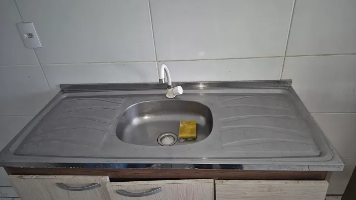 Cuba de cozinha com torneira