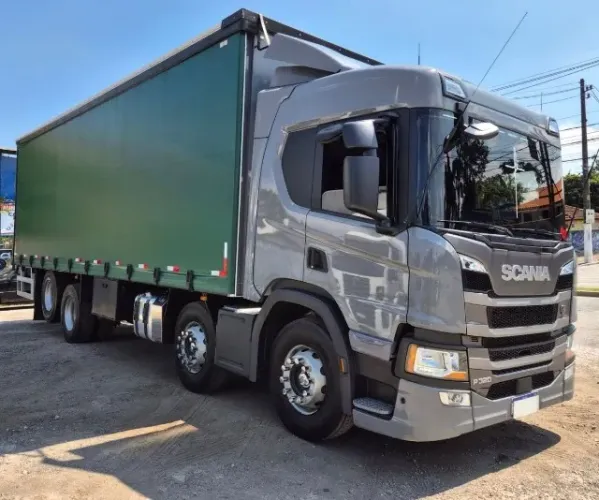 Scania P320 2021 8x2 Particular baú sider 
