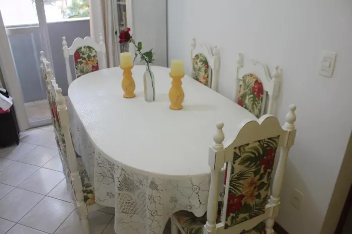 Vendo Jogo de Mesa com 6 cadeiras 
