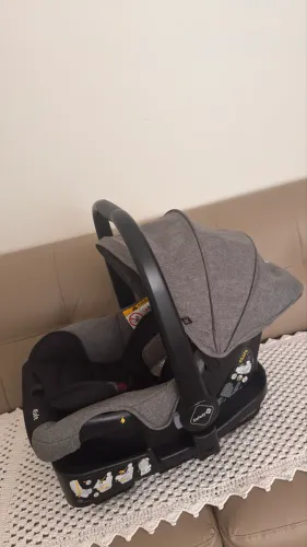 Bebê conforto com base para carro