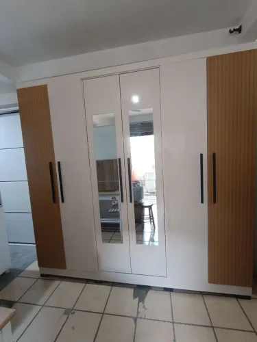 Roupeiro de 6 portas com espelho