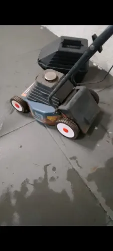 Máquina de cortar grama 