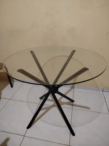 Mesa de vidro com quatro cadeiras 