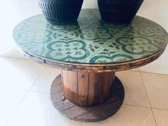 Mesa rústica com vidro