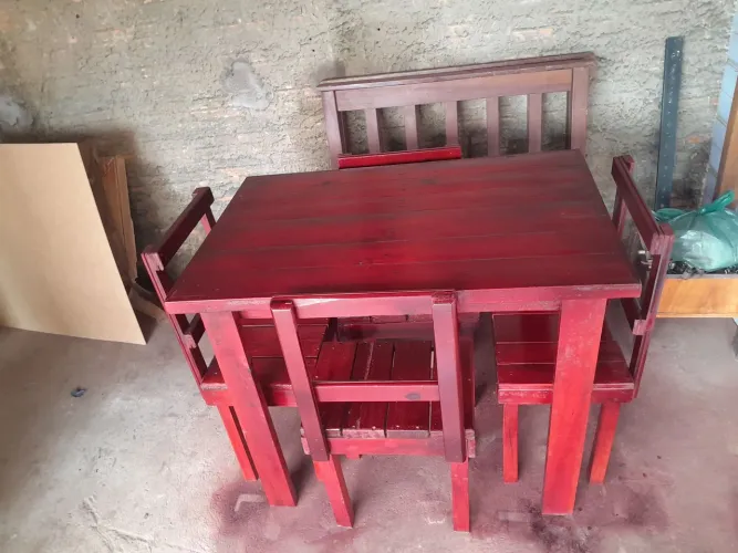 Mesa  média  d um metro   por 66  d largura  altura  82 