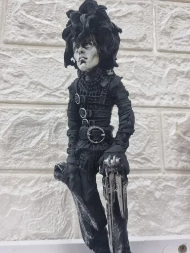 Boneco Resina Colecionador 20cm Edward Mãos de Tesoura Johnny Depp