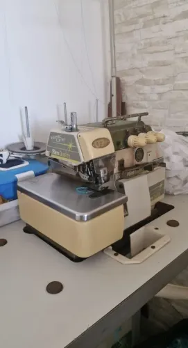 Máquina de costura, overlock industrial. 