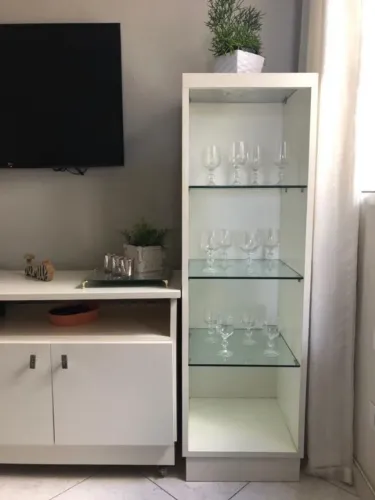 Estante decorativa branca com prateleiras de vidro (tipo cristaleira)