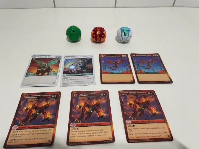 Kit Bakugan: 4 Peças (3 Criaturas + 1 Veículo de Assalto) + 7 Cartas