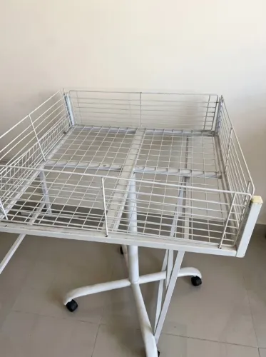 Cesto Expositor de Ofertas Aramado Branco com Rodinhas - Para Loja / Bazar