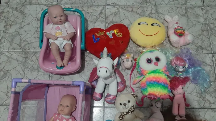 Lote de brinquedos para meninas( ursinhos, berço e bonecas)